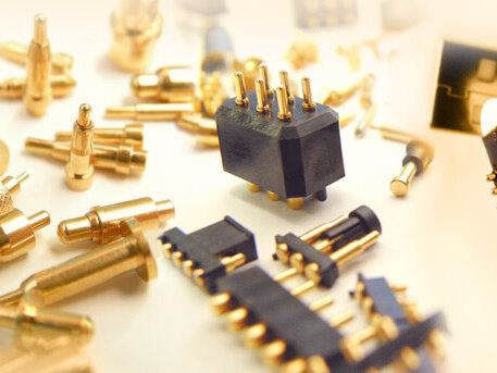 Welke factoren zijn van invloed op de duurzaamheid van de pogo-pin-connector?