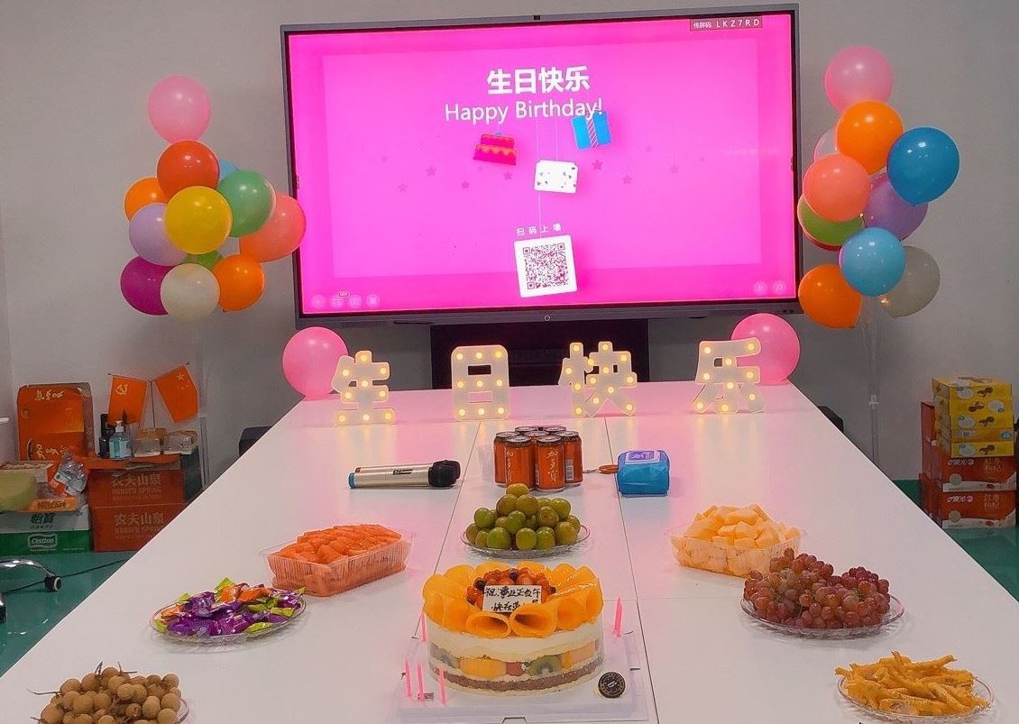 Humanistische zorg om de verjaardag van Pogo Pin-werknemers te vieren